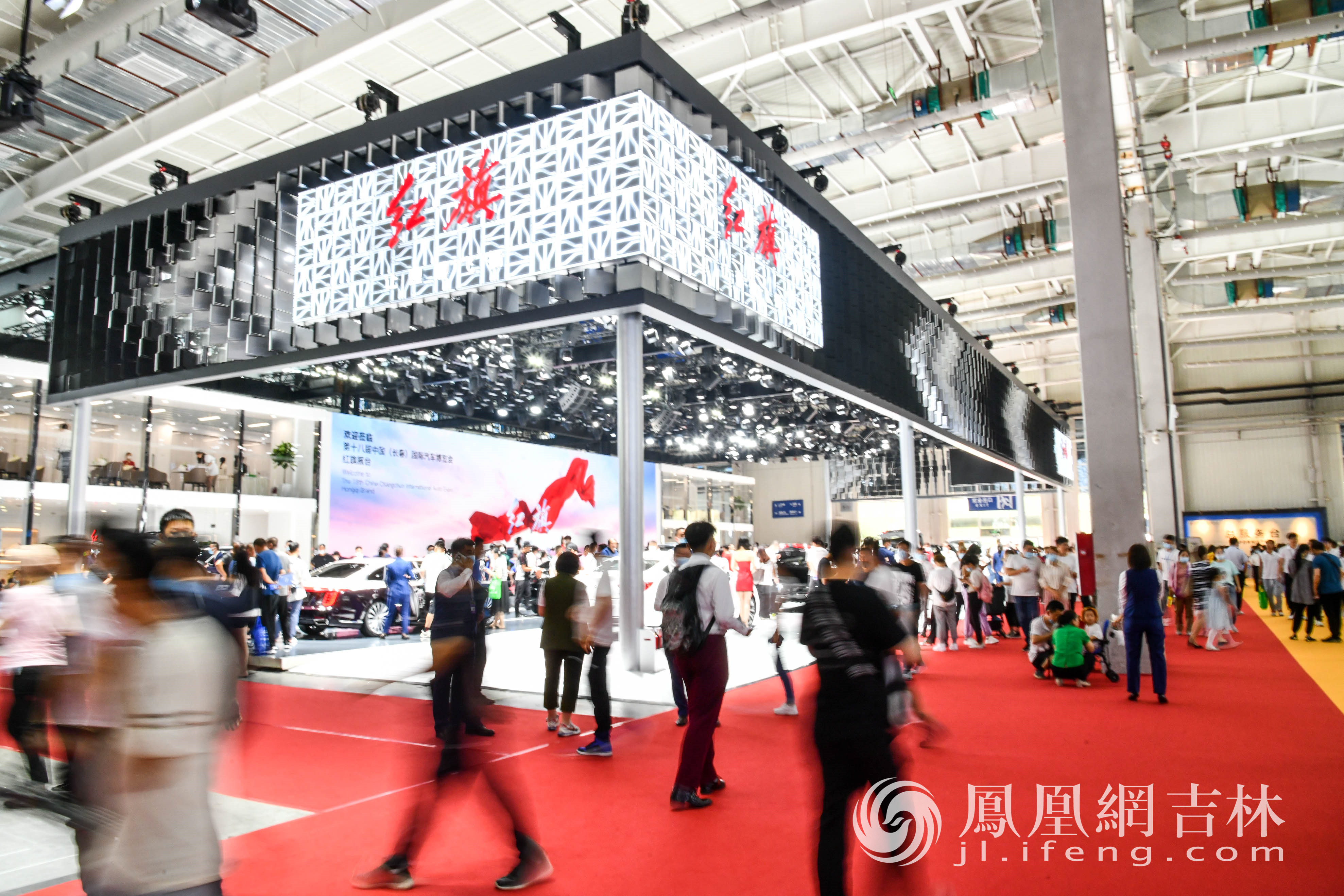 众多市民参观第18届中国（长春）国际汽车博览会。梁琪佳摄