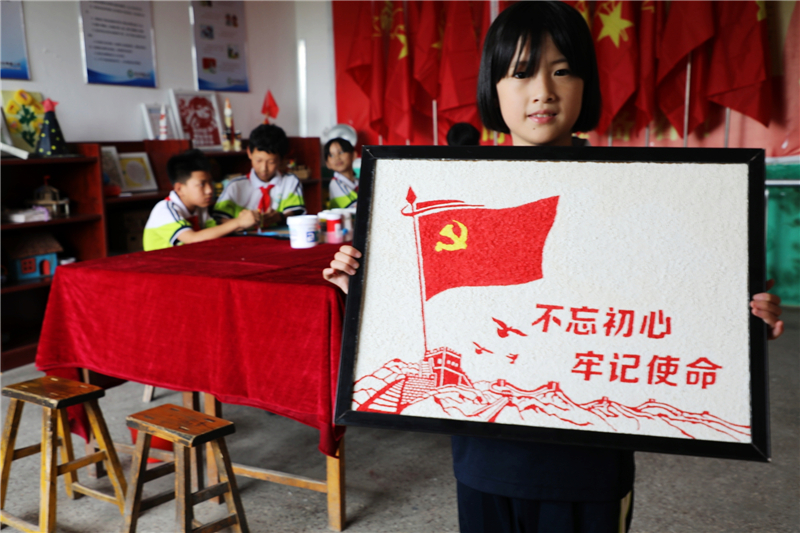 平乡县西位明德小学学生李晨茜展示纸浆画优秀作品 姚友谅摄