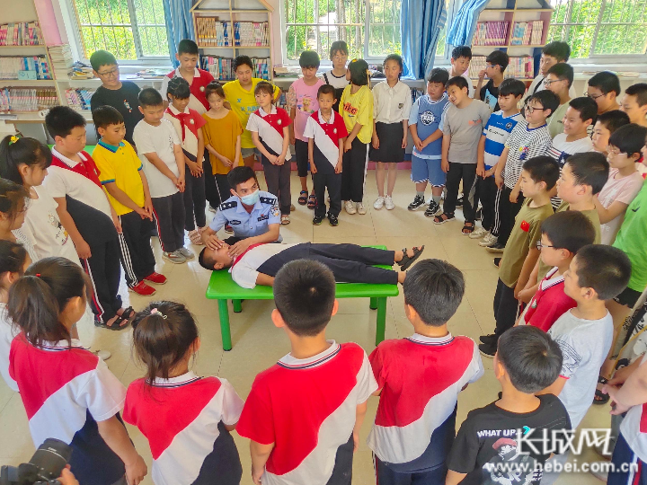 刘台庄海防派出所民警在新立庄完全小学为孩子们讲解急救常识。