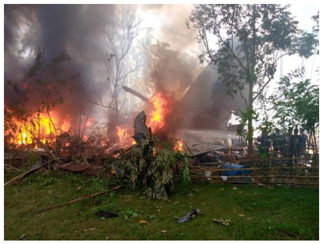 失事现场曝光！菲律宾军机坠毁已致17人遇难40人受伤