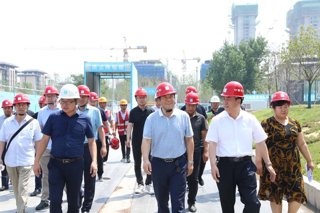 在项目工地,贾养勋副书记一行查看项目建设情况,详细