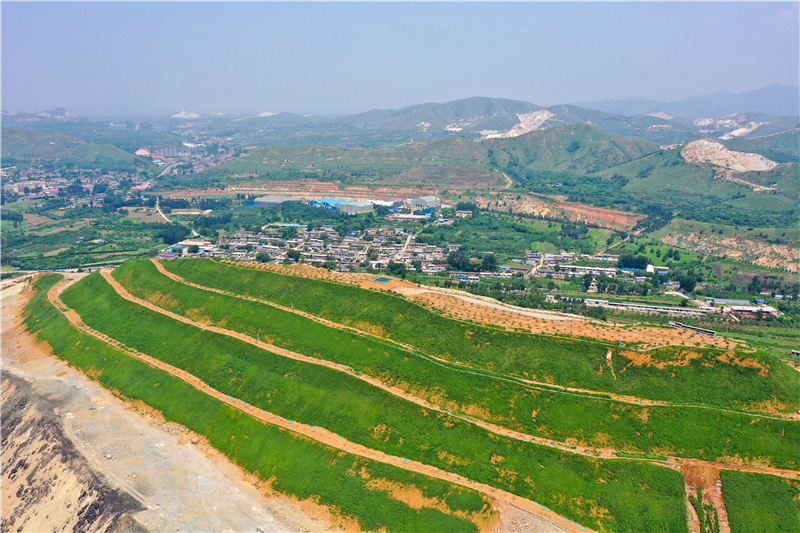 7月9日拍摄的唐山冀东启新水泥有限责任公司矿山生态修复项目区（无人机照片）。
