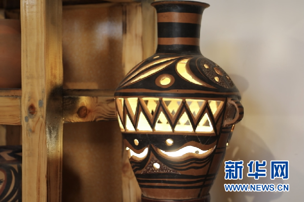 马黑麦制作的彩陶灯 新华社记者 马莎 摄