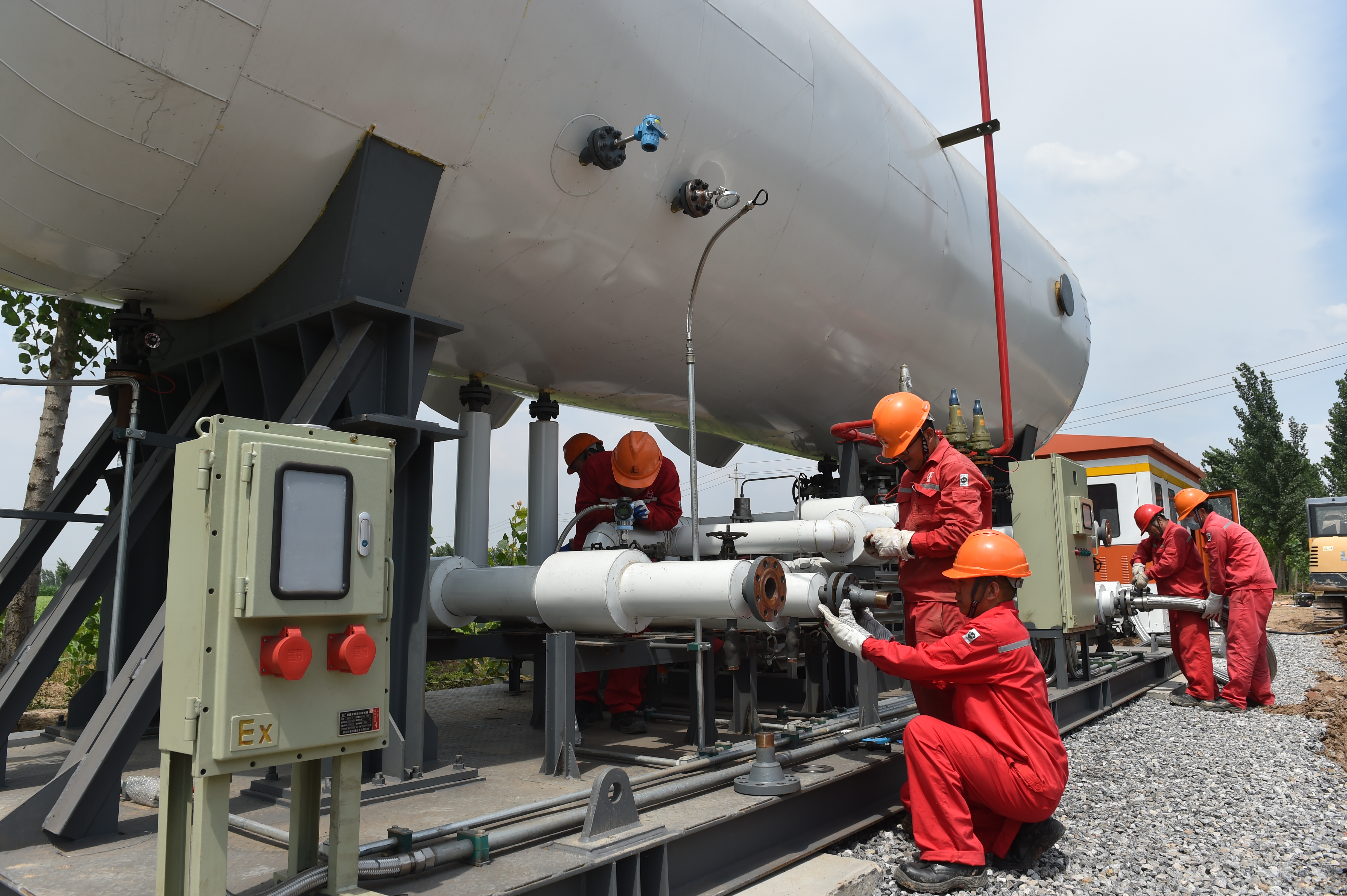 注汽技术服务中心技术人员正在纯梁油区进行二氧化碳注入前的准备工作