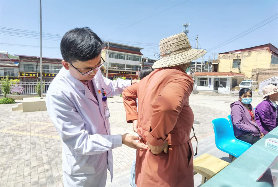 白大褂坚守医者仁心 为老百姓生命健康撑起一片蓝天