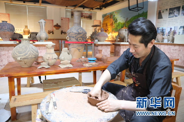 马黑麦正在绘制纹饰 新华社记者 马莎 摄