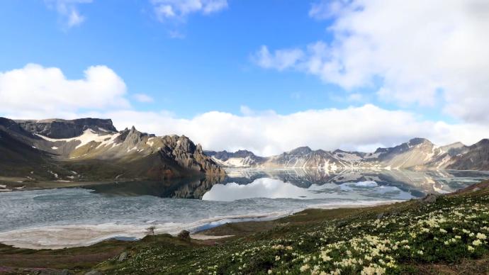 瞰见｜天池开冰与高山杜鹃美景同现