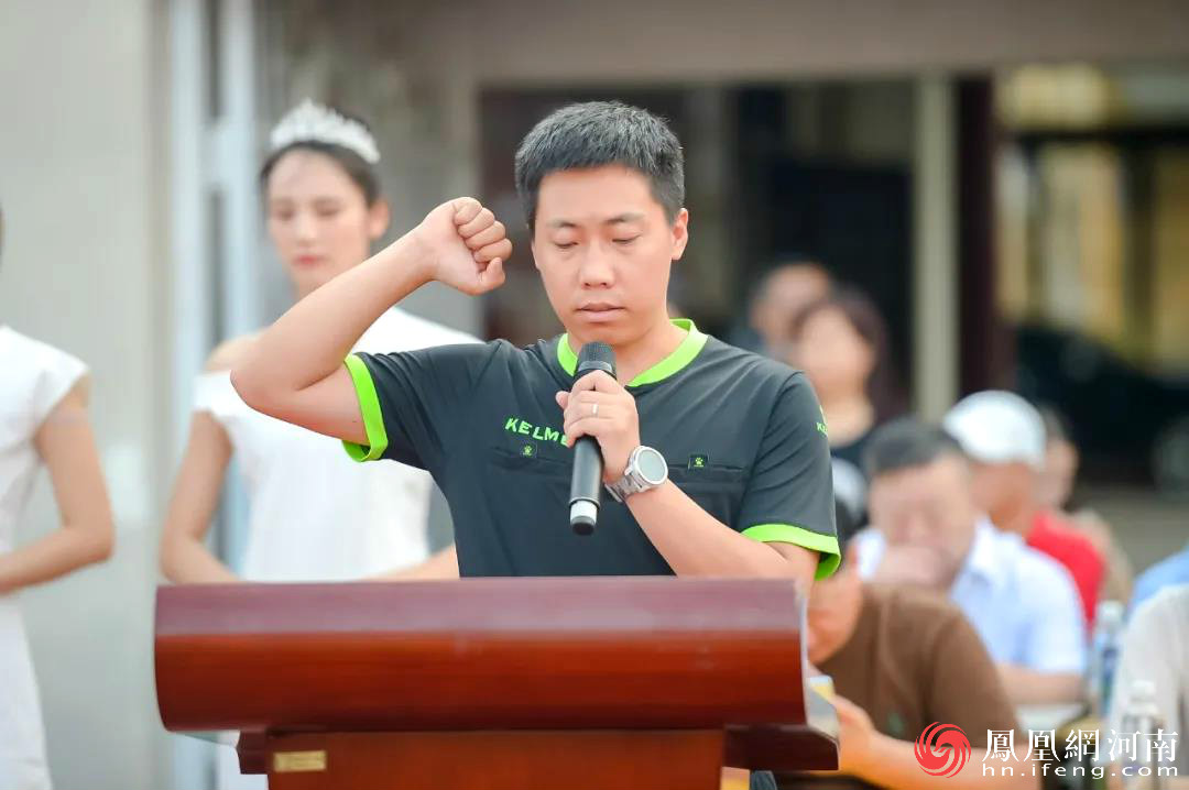 裁判员代表胡亚松宣誓