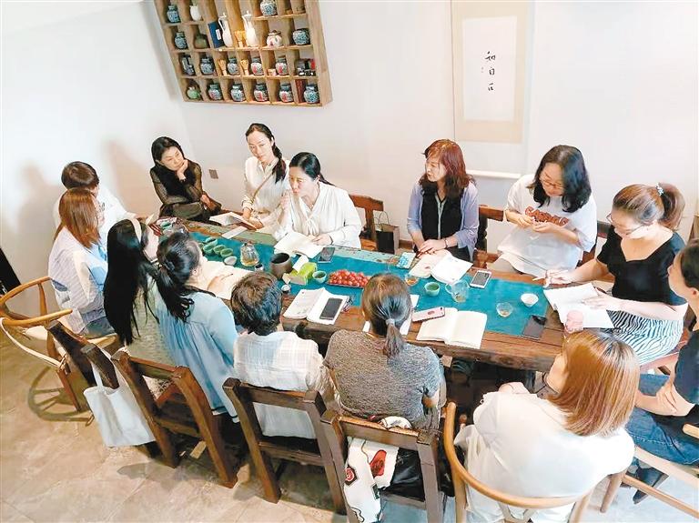 陪读妈妈线下读书会进行中。