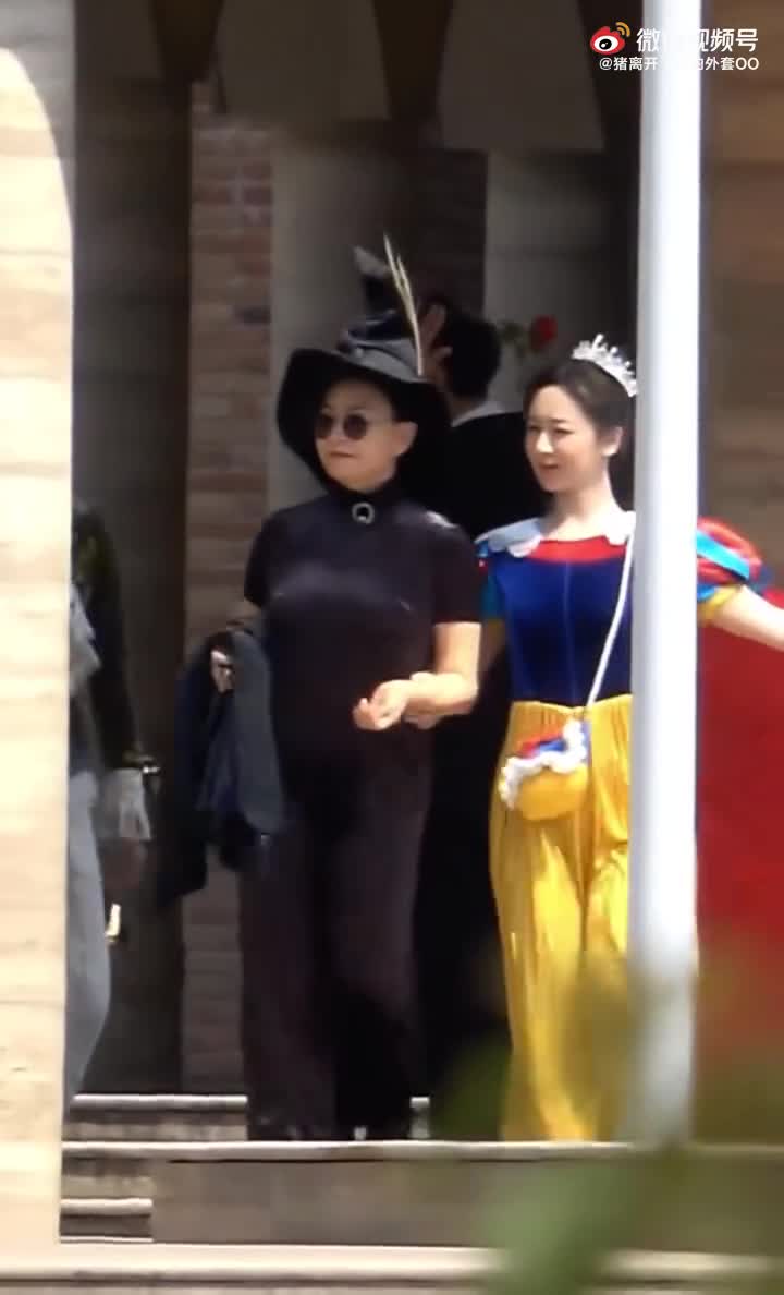 爷青回！宋丹丹杨紫变装挽手同行亲密似母女_凤凰网视频_凤凰网