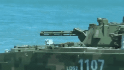 央视罕见直播两栖装甲部队海训 05式装甲车抢滩登陆