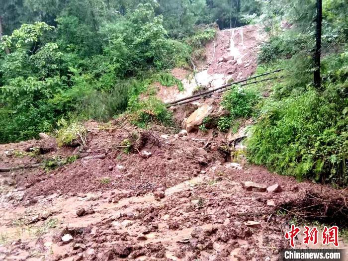 强降雨引发泥石流灾害，导致乡村公路受阻。 巴中应急局供图