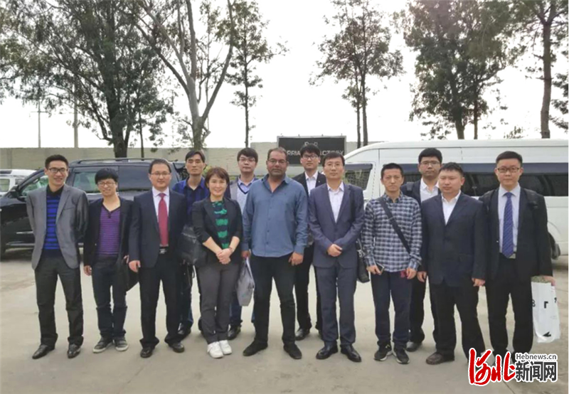 图为中车唐山公司商务及技术团队考察伊斯兰堡客车制造厂。