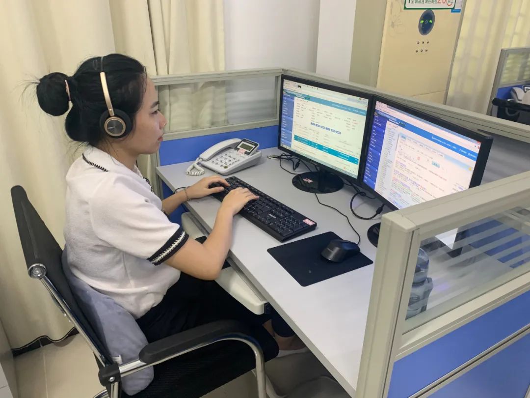 海南12345热线昌江县分平台呼叫中心工作人员正在接听政务服务便民