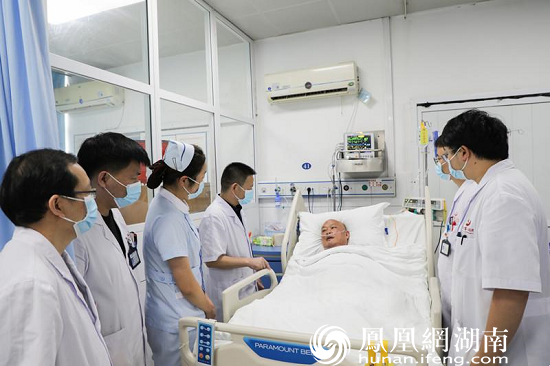 急诊科医护人员正查看许大爷病情，现病情趋稳