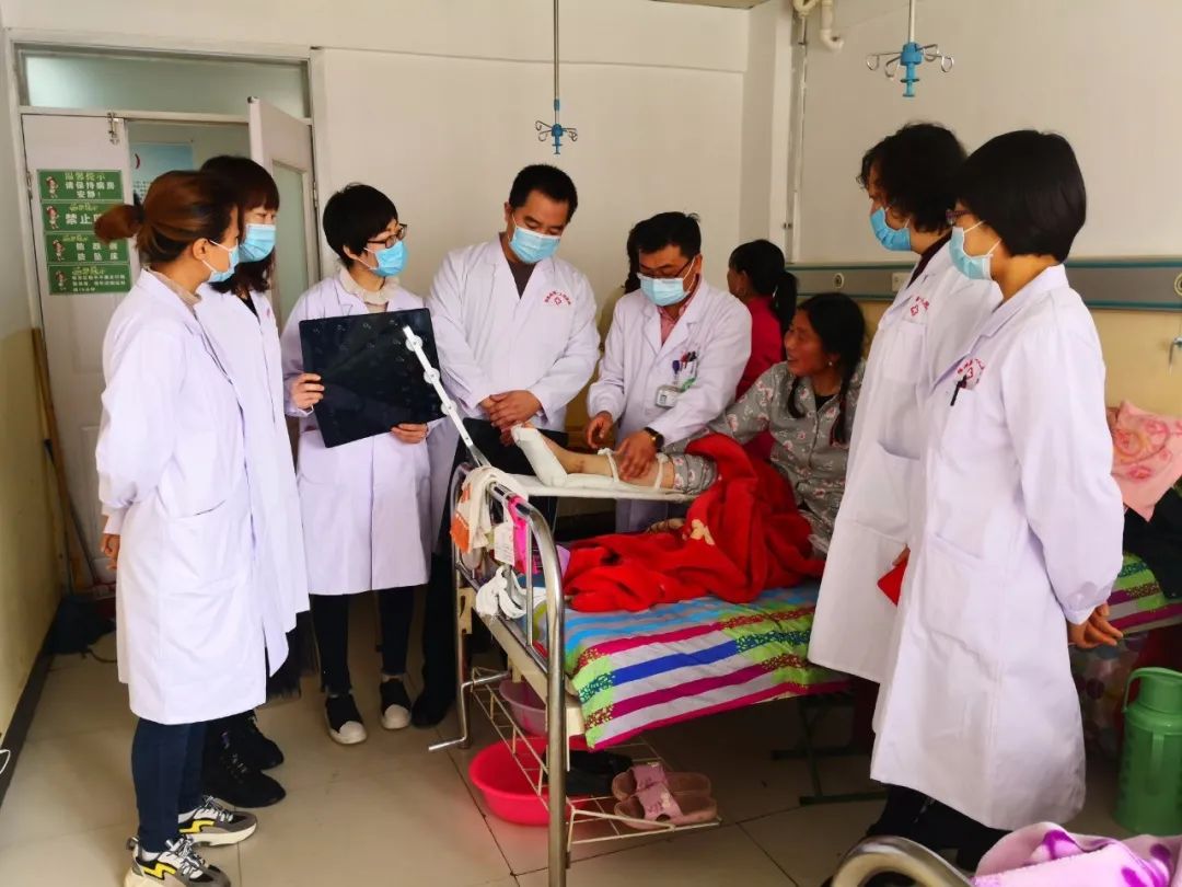 白大褂坚守医者仁心 为老百姓生命健康撑起一片蓝天