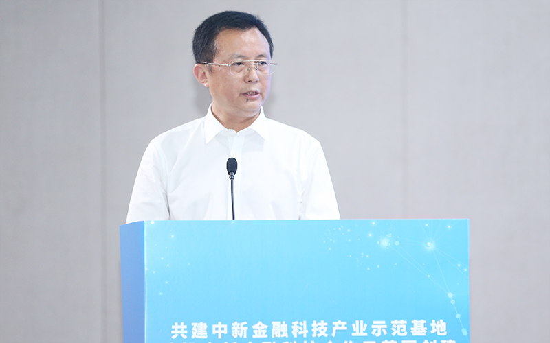 重庆市中新项目管理局党组书记、局长曾菁华致辞