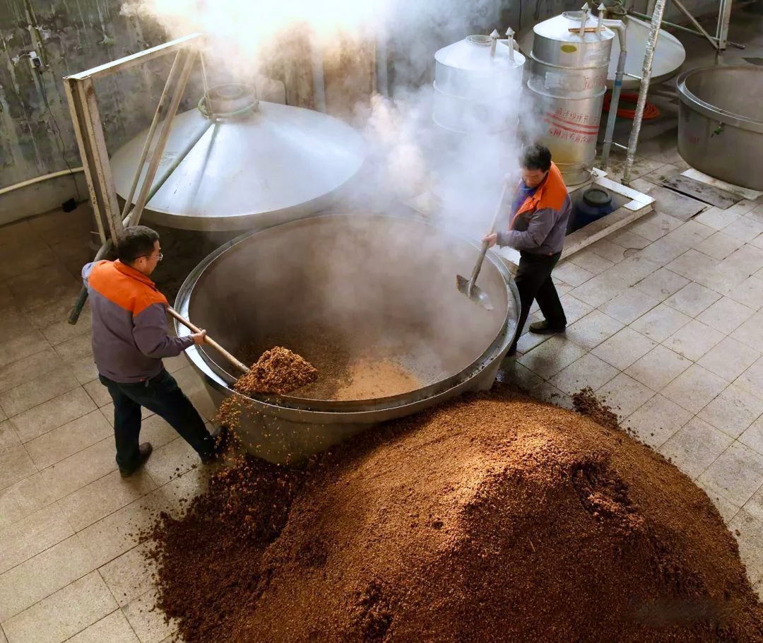 工人将酒糟装甑 新华社 图