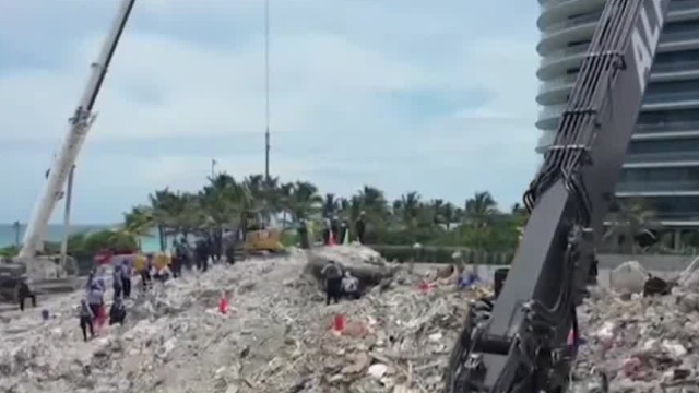 美国公寓坍塌事故救援继续 遇难者一家四口葬礼举行