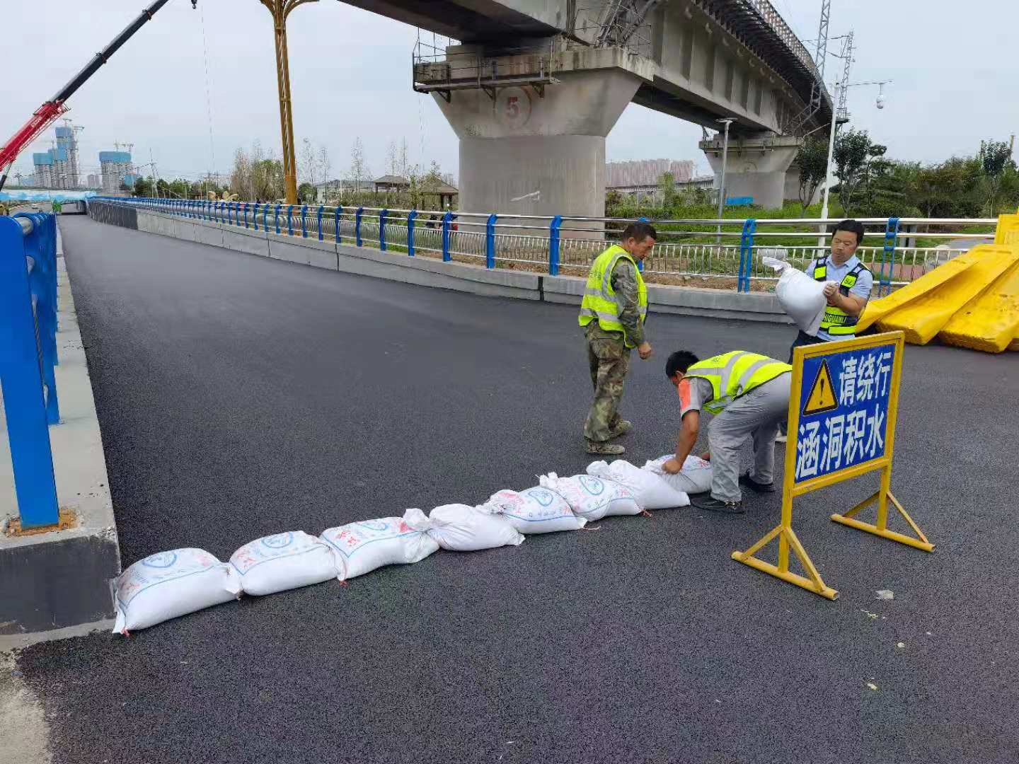 防汛應急演練人員正在涵洞兩端擺放封堵沙袋