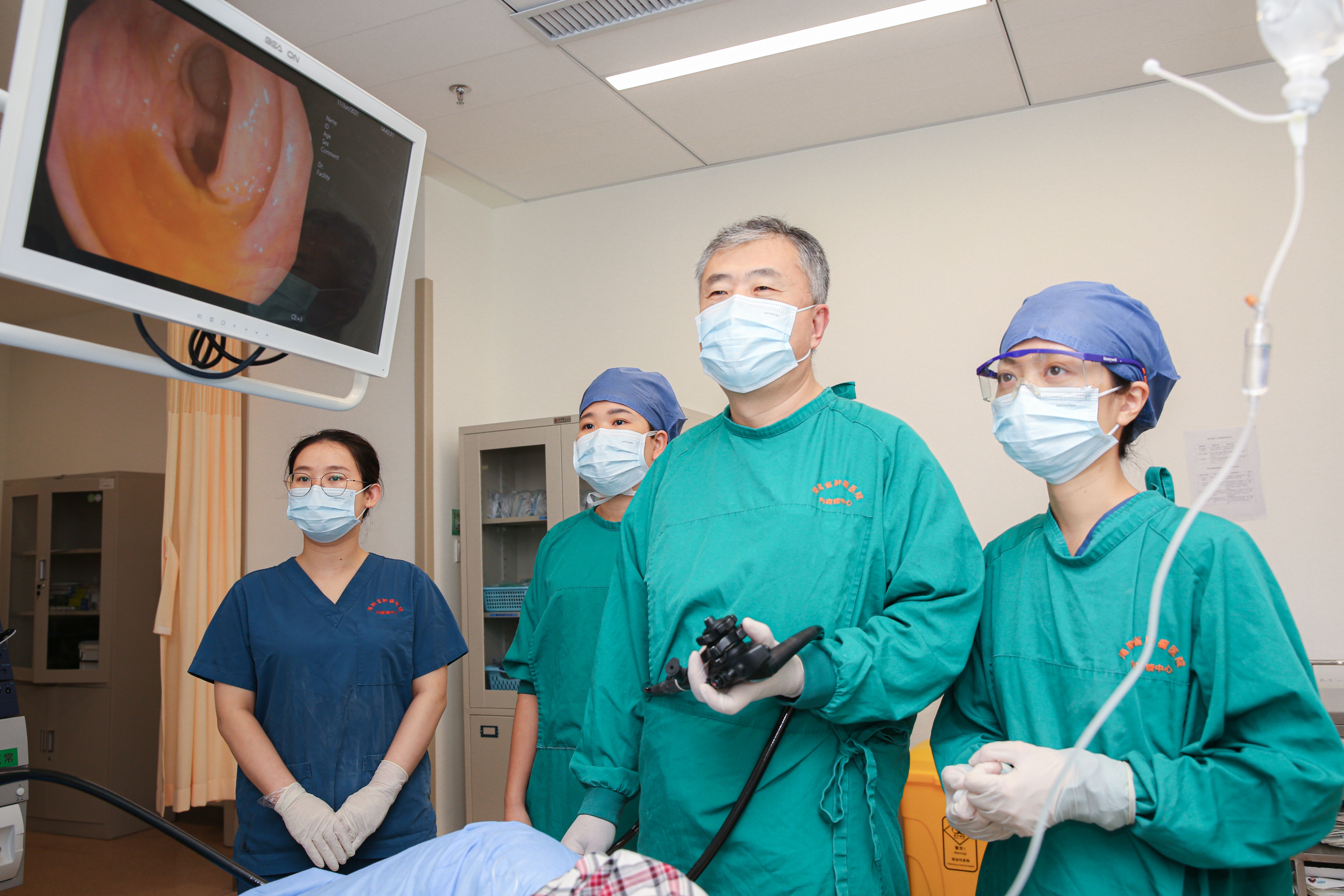 成功进行了肠癌外科手术,但由于发现较晚,癌细胞扩散,不得不切除大肠