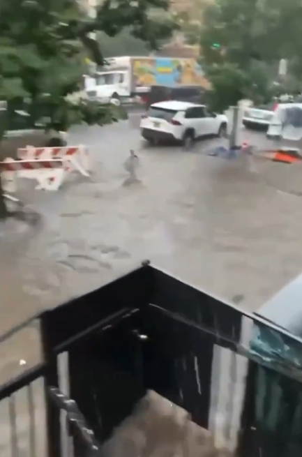 纽约暴雨 洪流猛灌地铁站：瞬间齐腰深