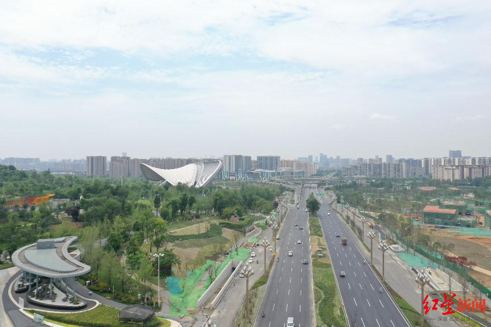 天府大道北延線三環路至圍城路段建成通車途經鳳凰山公園鳳凰山體育