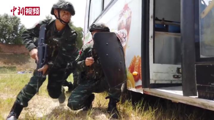 多视角看武警反劫持演练快速制服“歹徒”