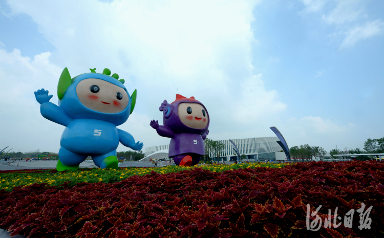 可爱的吉祥物唐欣欣,唐荣荣笑迎八方游客.河北日报记者杜柏桦摄影报道