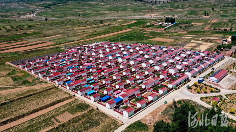 2021年7月9日拍摄的河北省张家口市宣化区塔儿村乡集中安置点新村。