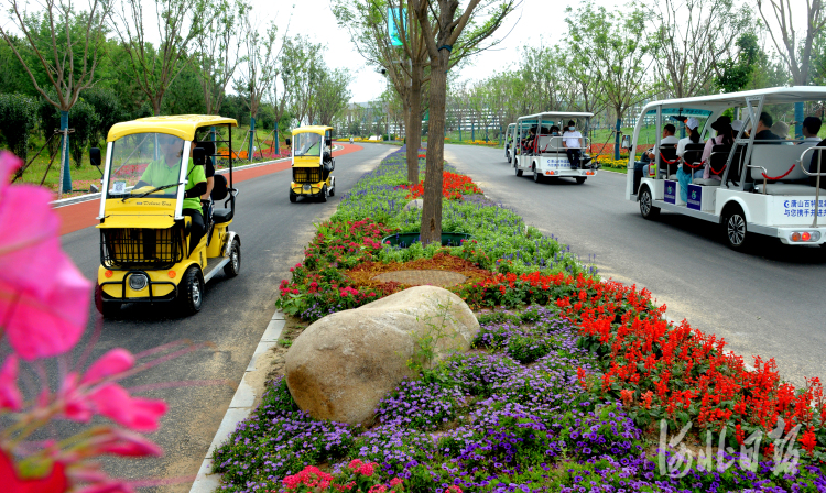 2021年7月4日，游客在位于河北省唐山市开平区的唐山园博园游览。河北日报记者杜柏桦摄影报道