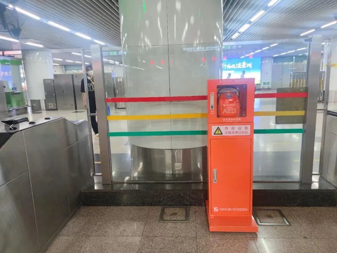 北京西站那台被启用的AED。图源人物