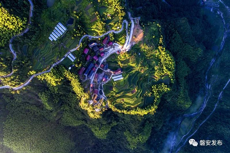 施家庄村(又称"悬崖村")地质文化村位于磐安县方前