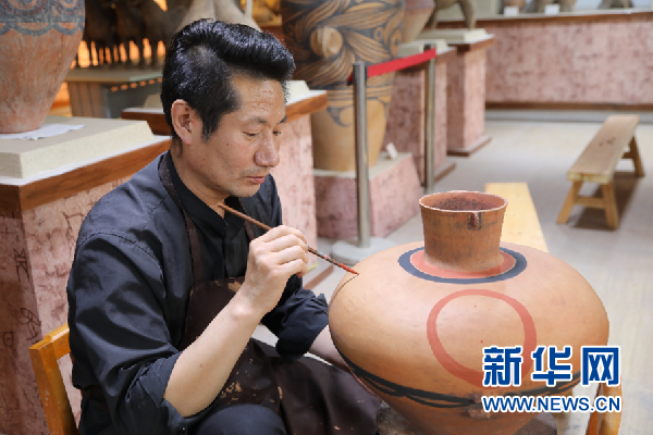 马黑麦正在制作彩陶 新华社记者 马莎 摄