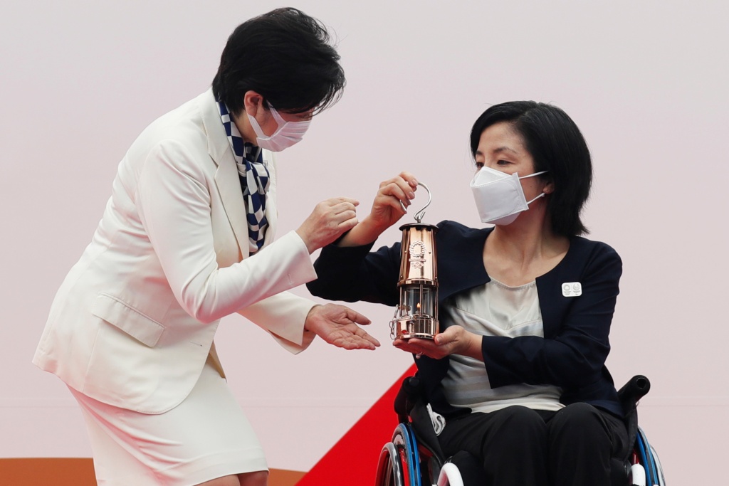东京都知事小池百合子从残奥会大使手中接过圣火.