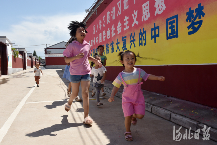 2021年7月9日,河北省张家口市宣化区塔儿村乡集中安置点新村内,孩子们在快乐玩耍。通讯员陈晓东摄影报道