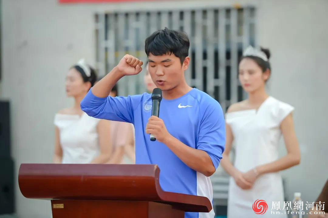 运动员代表石啸宣誓