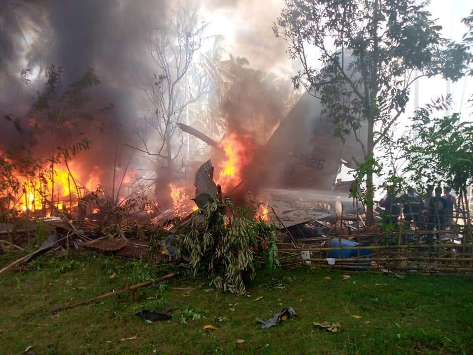 菲律宾军方一架载有85人的飞机坠毁 目前已有40人获救