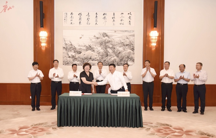 图为唐山市政府与北京首农食品集团签署《战略合作框架协议》。记者 吕光宇 摄