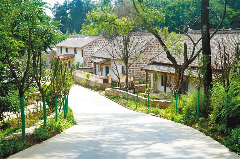 通过"三变改革 民宿产业集聚"发展,蓝田县桐花沟村村容村貌焕然一新.