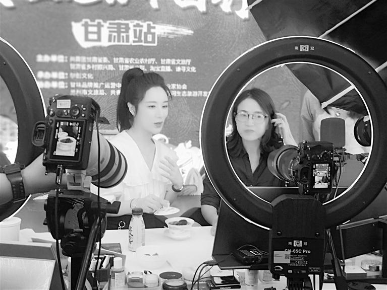 薇娅走进兰州老街品“甘味” 掌上兰州·兰州晨报记者 裴强 摄