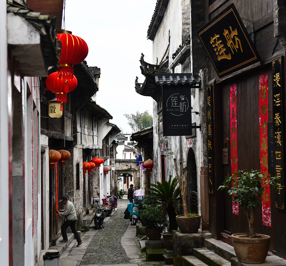 烟火气的古城走入歙县古城,从许国石坊游到徽州府衙,从徽园玩到渔梁街