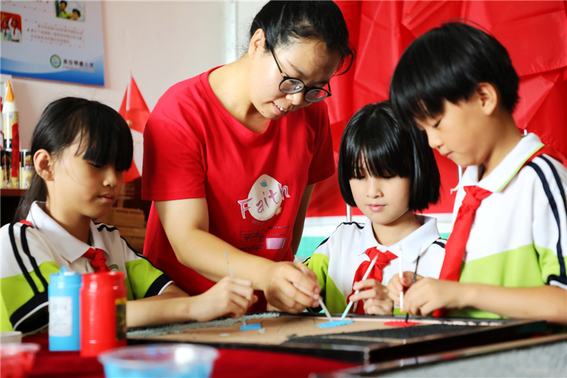 2021年7月9日,平乡县西位明德小学纸浆画辅导教师杨小蕾在指导学生创作。 姚友谅摄