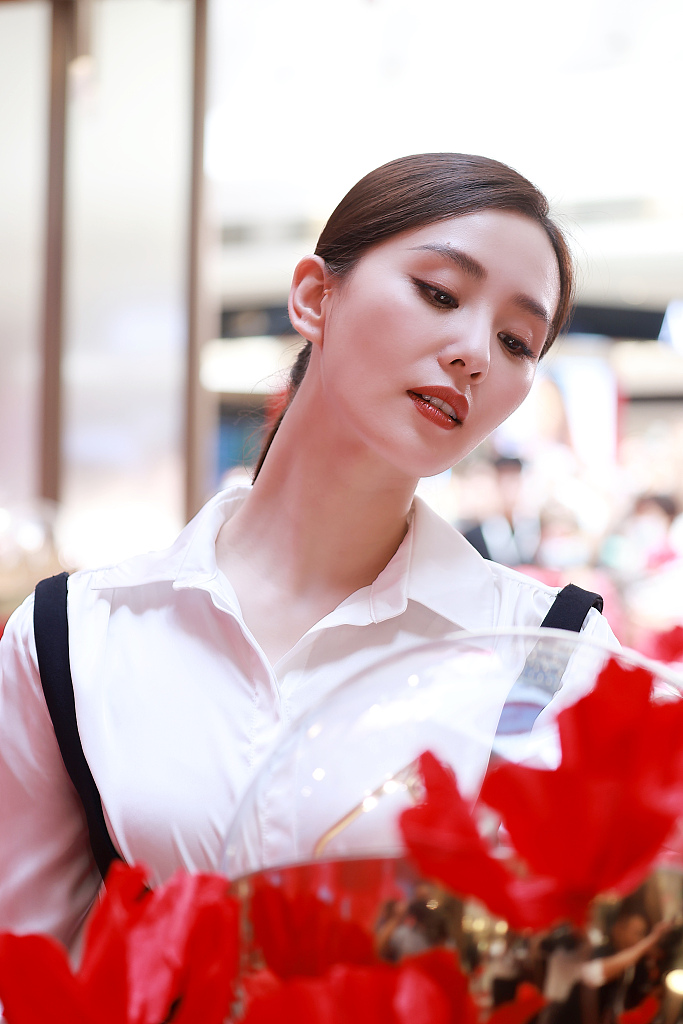 刘诗诗歪头赏花秀天鹅颈穿白衬衫梳低马尾气质如兰