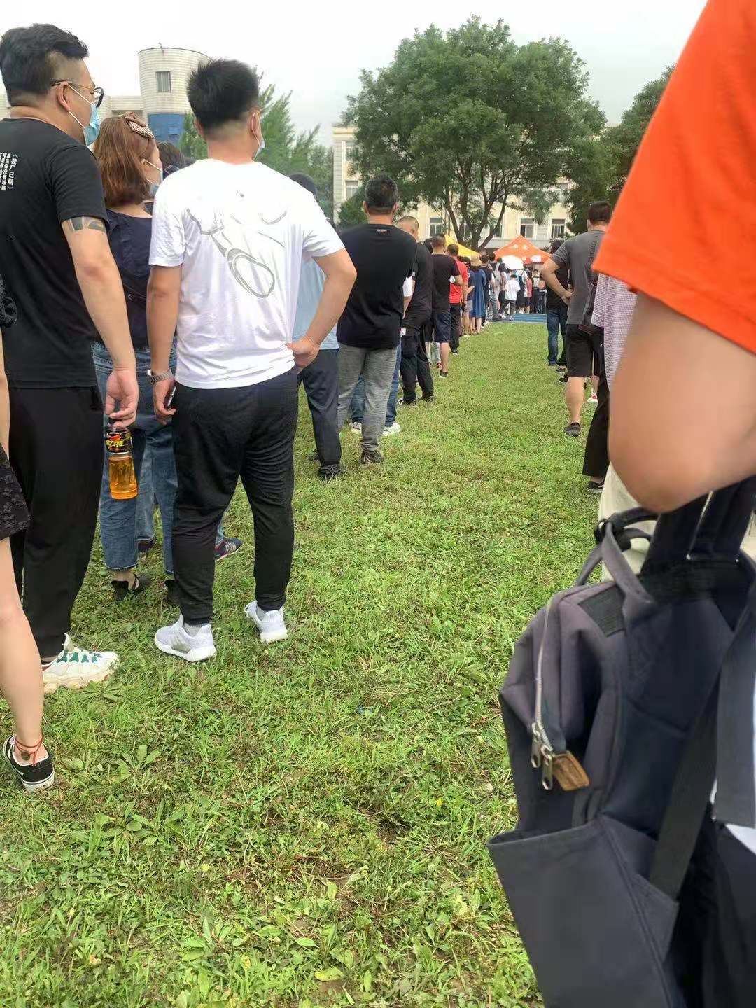 拍卖现场排队的人们