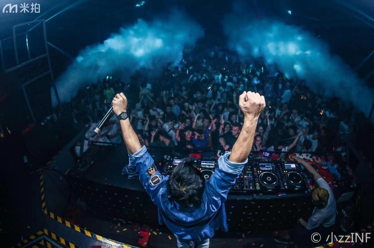 零距离接触音乐和灯光碰撞出创意无限的舞台电音维秘节亲子主题密室