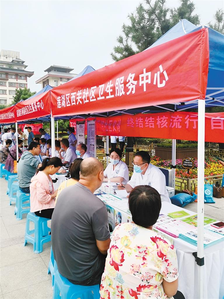 义诊现场。（记者 肖持纲 摄）