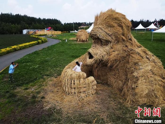 稻草雕塑引游人驻足 苍雁 摄