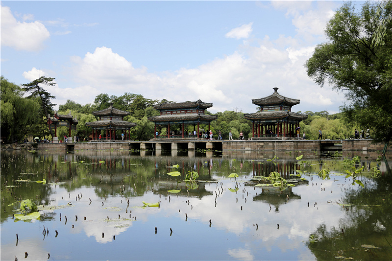 夏日山庄美如画