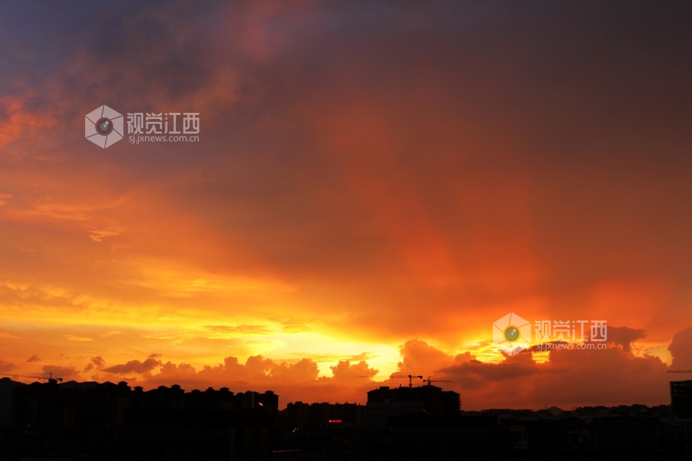 遂川:雨后天空惊艳 “绚丽晚霞”格外迷人